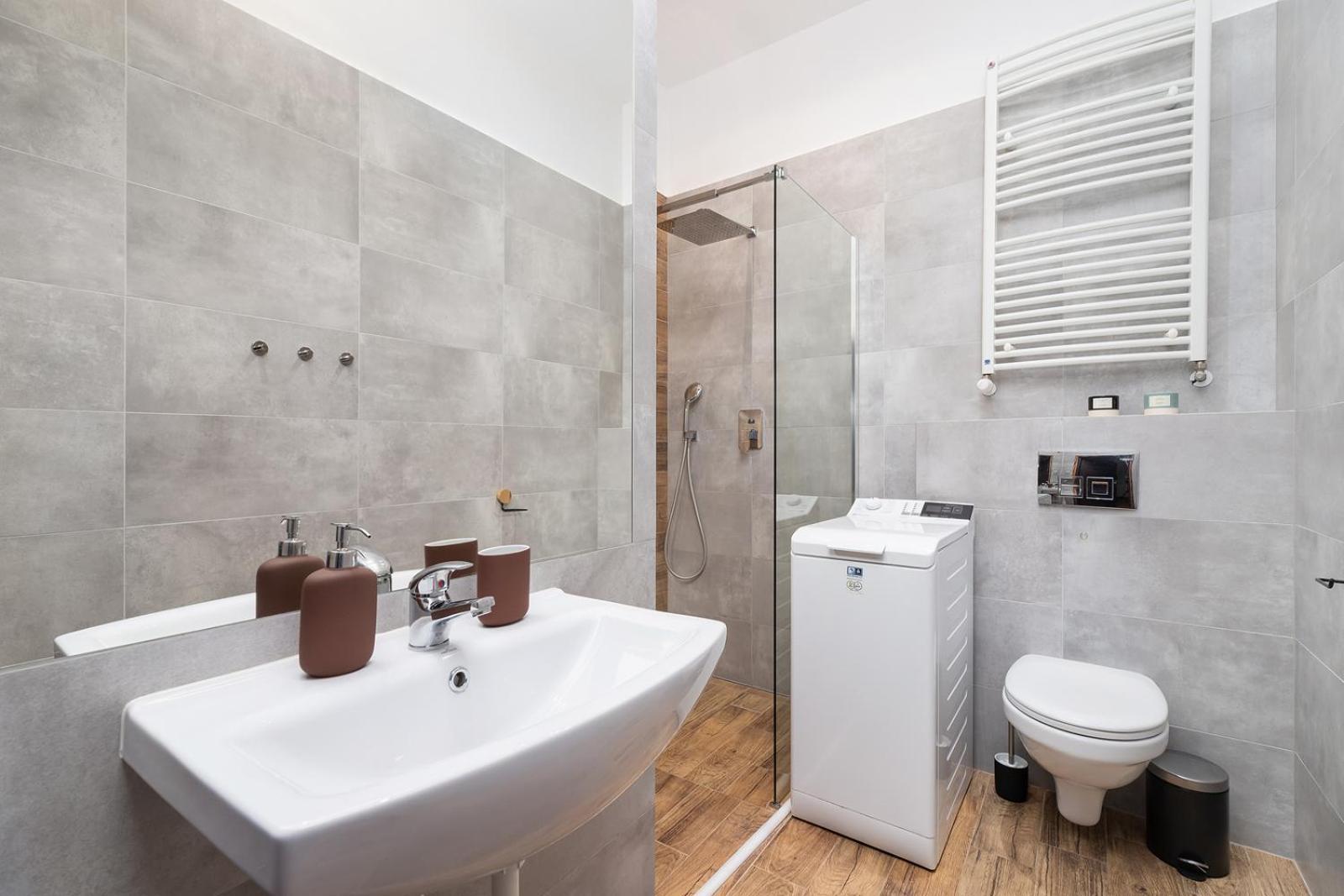 Two Bedroom - Sarego 28 Street Apartment *